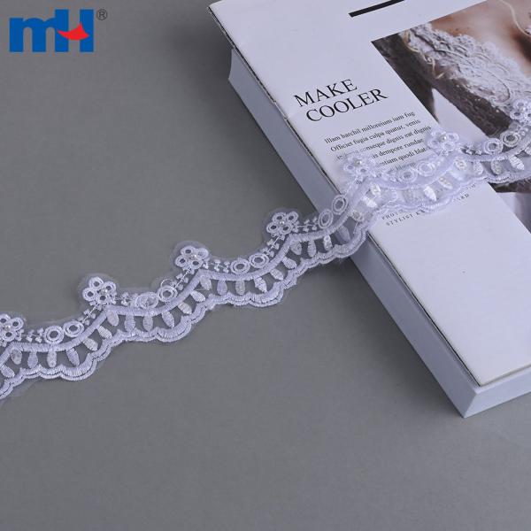 Elegante borda de renda em malha bordada com 4 cm de diâmetro e pérolas