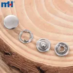 Tırnak kaplı geçmeli halkalara sahip düğmeler