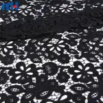 Broderie sur tissu par découpe laser