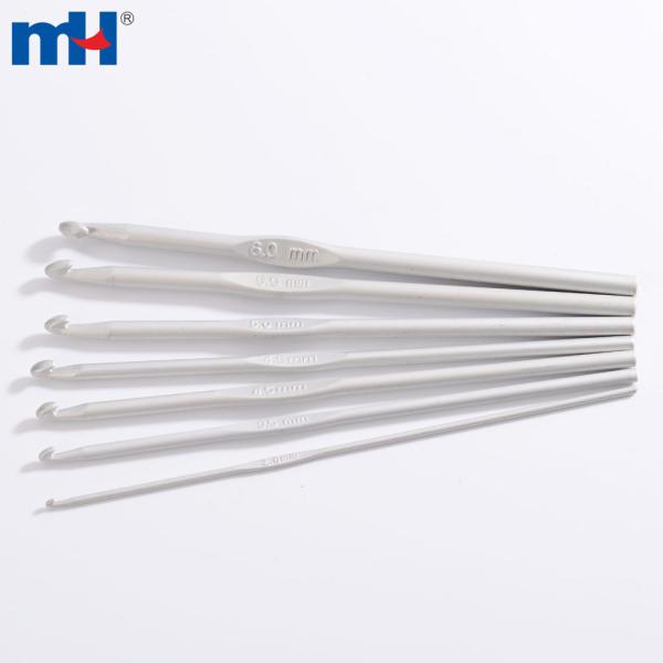 Single head porcelain and aluminum crochet hook