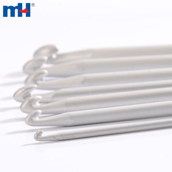 Single head porcelain and aluminum crochet hook