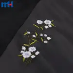 Tkanina ze sztucznej skóry z haftowanym kwiatowym wzorem