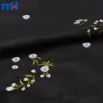Tkanina ze sztucznej skóry z haftowanym kwiatowym wzorem