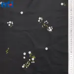 Tkanina ze sztucznej skóry z haftowanym kwiatowym wzorem
