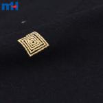 Geometrik naqshlar bilan tikilgan baxmal mato