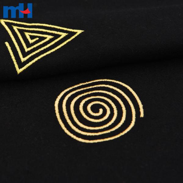 Geometrik naqshlar bilan tikilgan baxmal mato