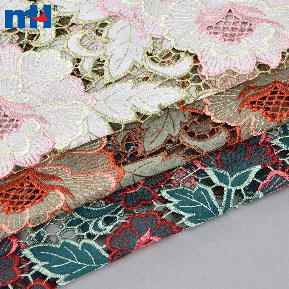 Tissu en dentelle découpé au laser avec un motif de feuilles vertes