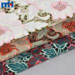 Tissu en dentelle découpé au laser avec un motif de feuilles vertes