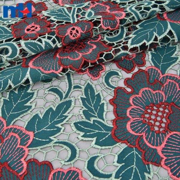 Tissu en dentelle découpé au laser avec un motif de feuilles vertes