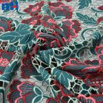 Tissu en dentelle découpé au laser avec un motif de feuilles vertes