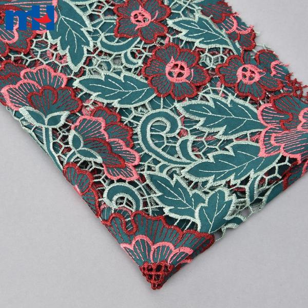Tissu en dentelle découpé au laser avec un motif de feuilles vertes