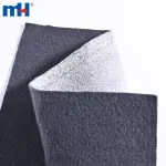 Tissu non tissé aiguilleté 100 % polyester 615 g/m² avec adhésif.