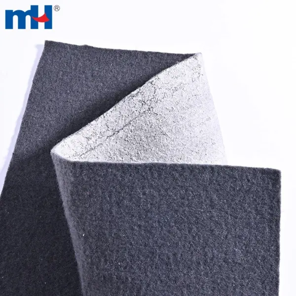 Tissu non tissé aiguilleté 100 % polyester 615 g/m² avec adhésif.