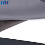 Der obere Teil des Schuhs besteht aus Kunstleder