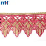 Bordo in pizzo impreziosito da strass