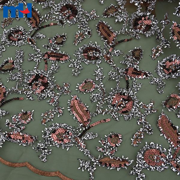 Broderie de paillettes et de dentelle